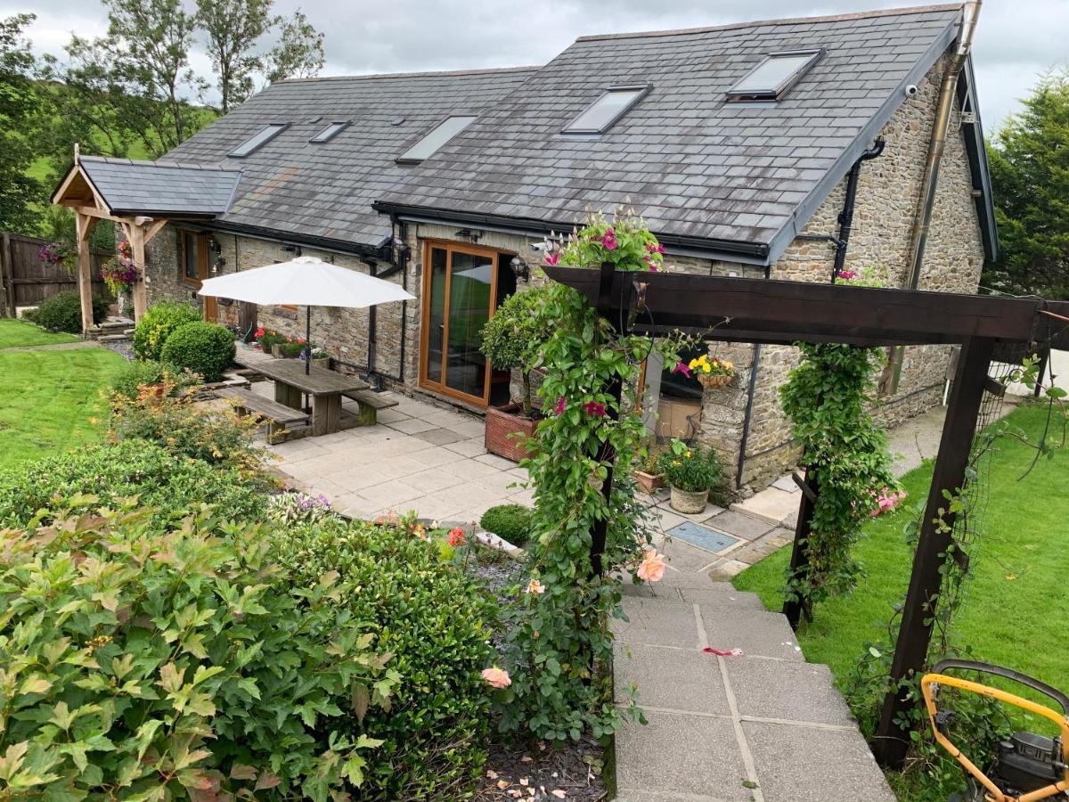 Bed and Breakfast Beudy Bach Cross Hands Exterior foto