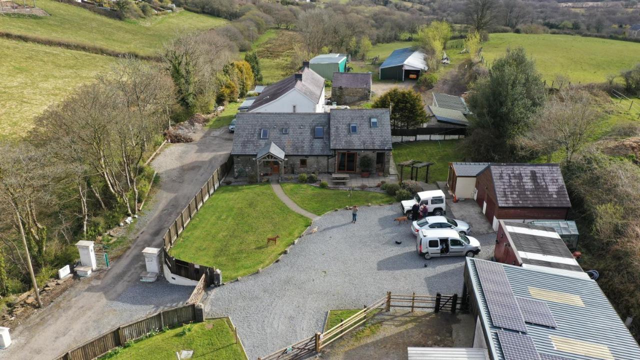 Bed and Breakfast Beudy Bach Cross Hands Exterior foto