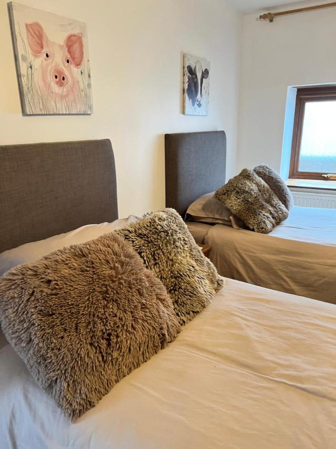 Bed and Breakfast Beudy Bach Cross Hands Exterior foto