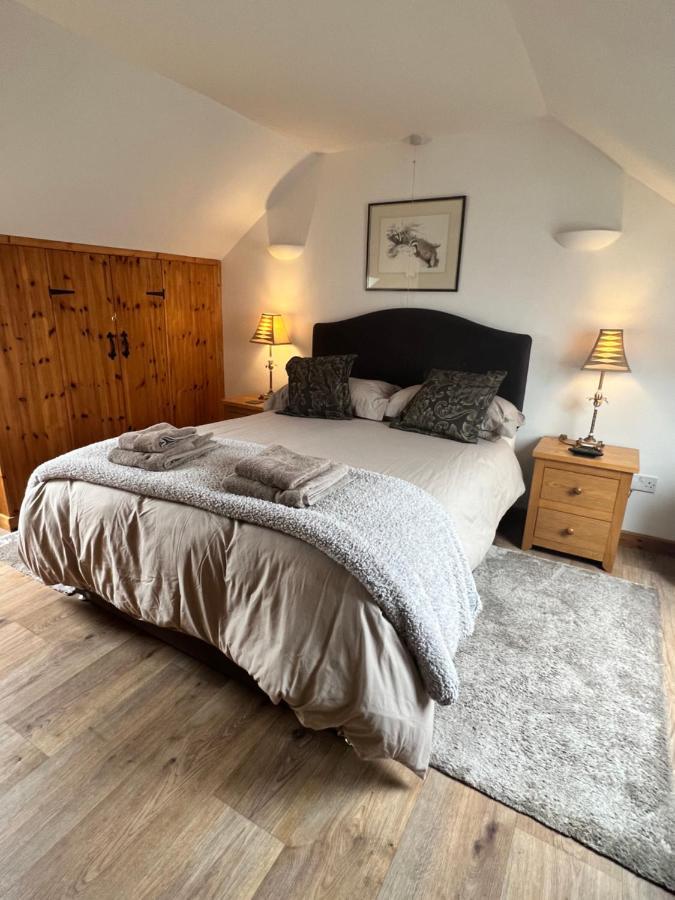 Bed and Breakfast Beudy Bach Cross Hands Exterior foto
