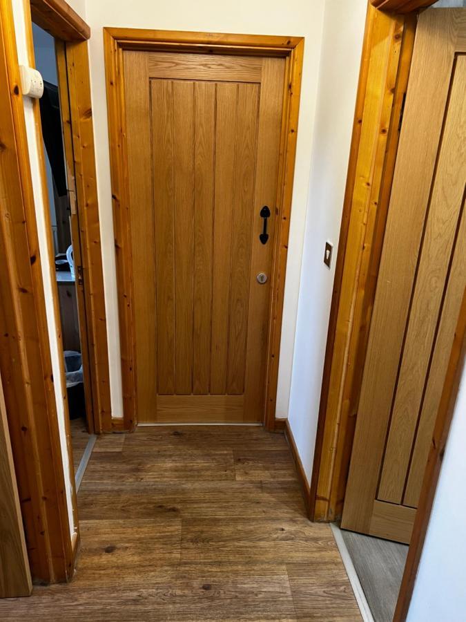 Bed and Breakfast Beudy Bach Cross Hands Exterior foto