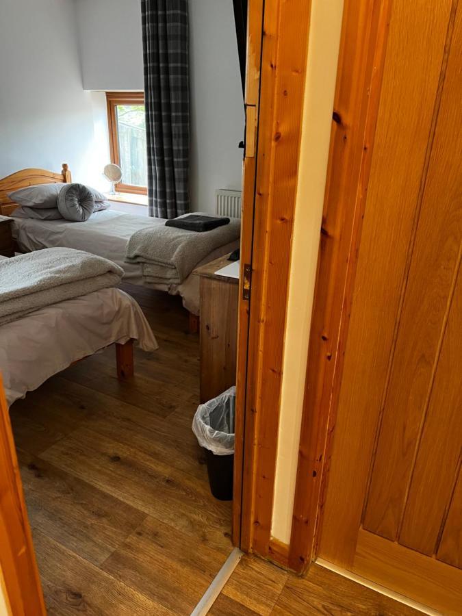 Bed and Breakfast Beudy Bach Cross Hands Exterior foto