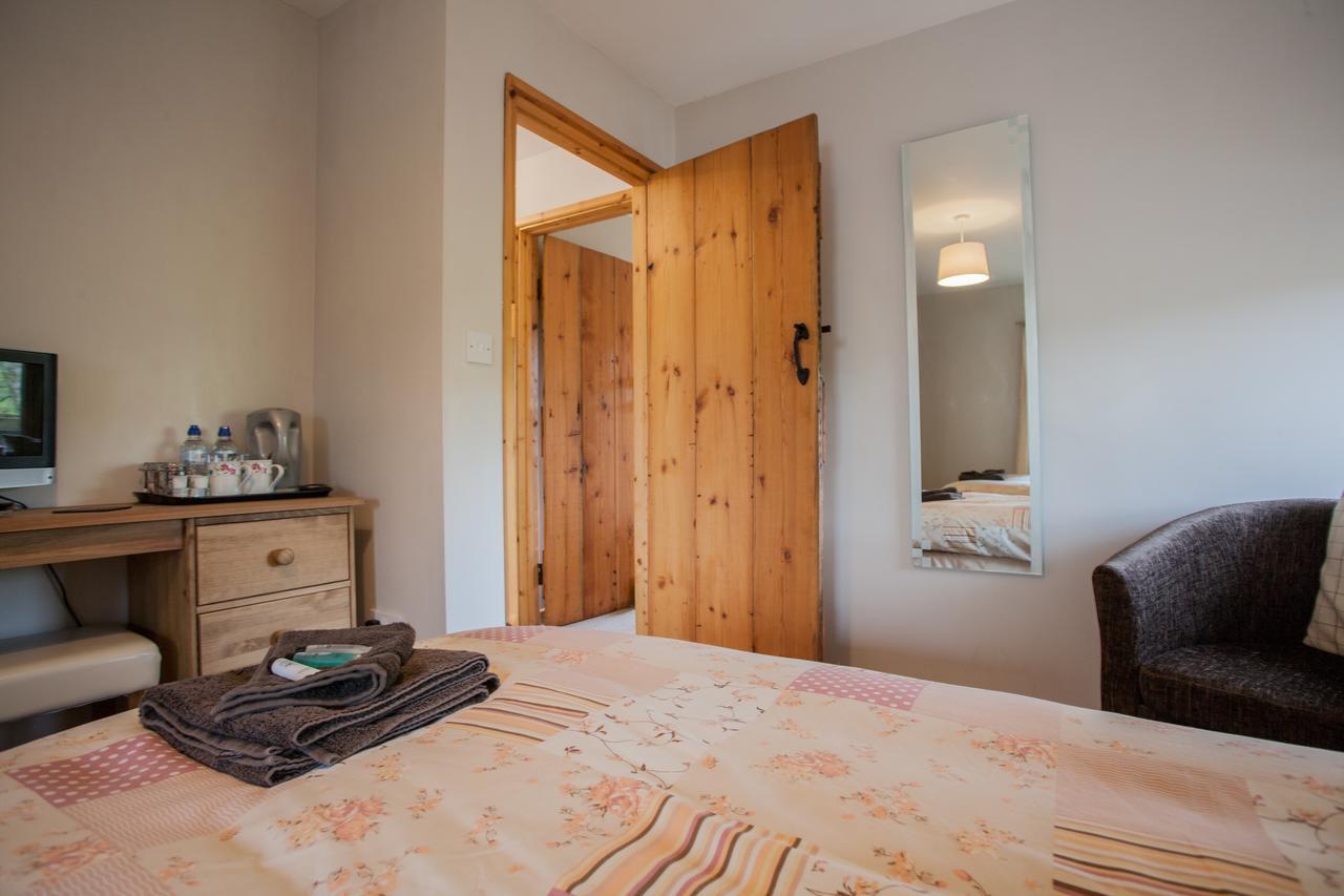 Bed and Breakfast Beudy Bach Cross Hands Exterior foto