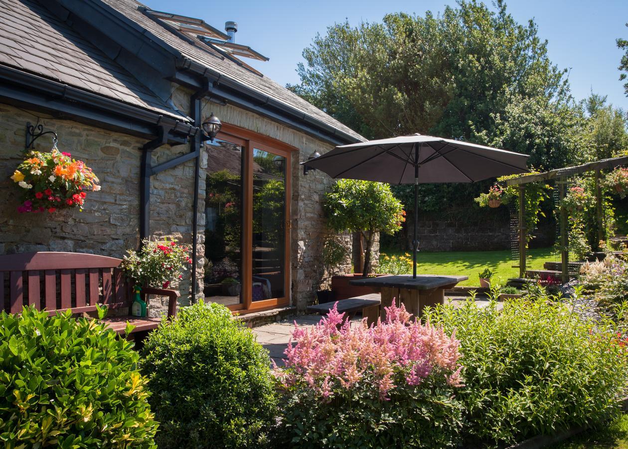 Bed and Breakfast Beudy Bach Cross Hands Exterior foto