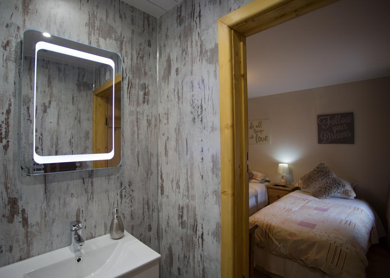 Bed and Breakfast Beudy Bach Cross Hands Exterior foto